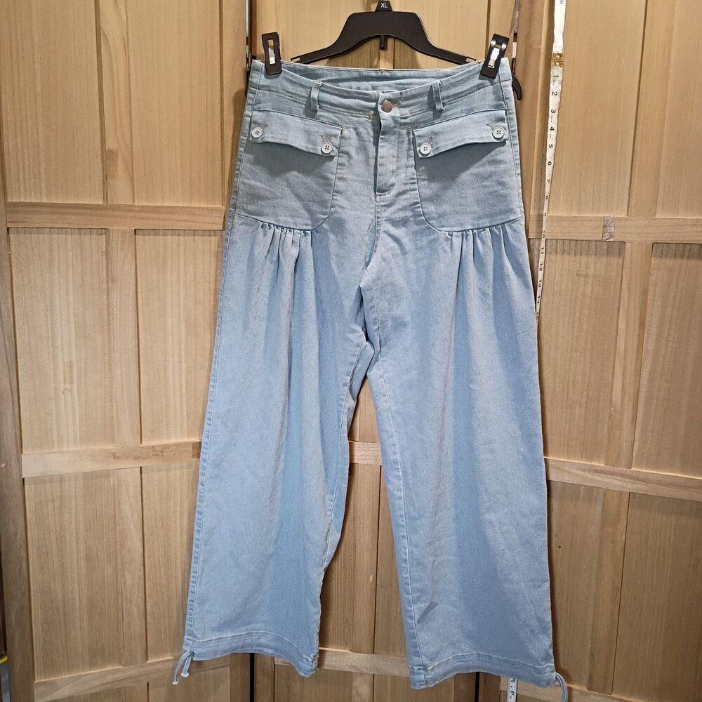 Light Blue Wide-Leg Women's Jeans with Front Pockets